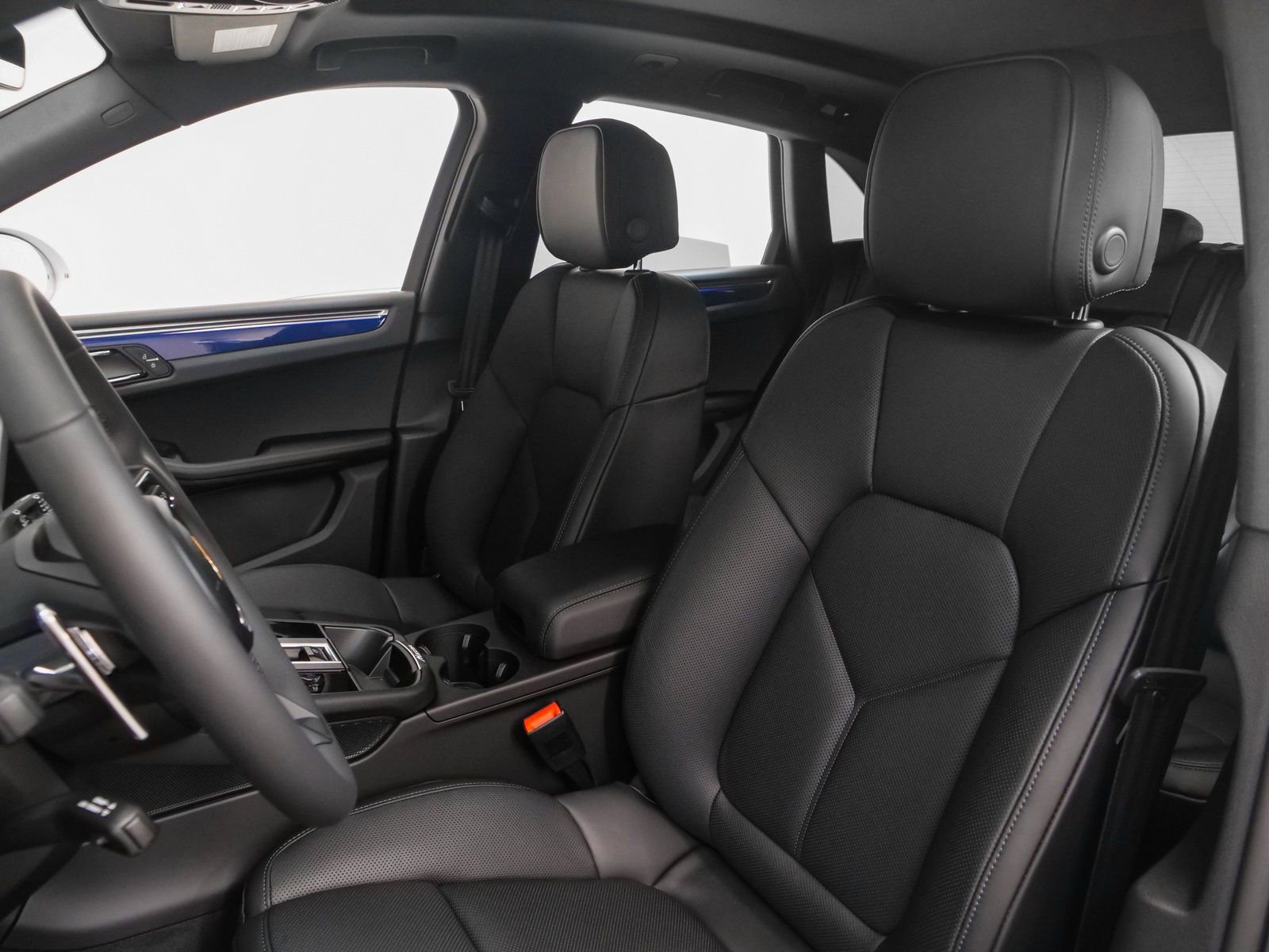 Certified 2025 Porsche Macan image 5