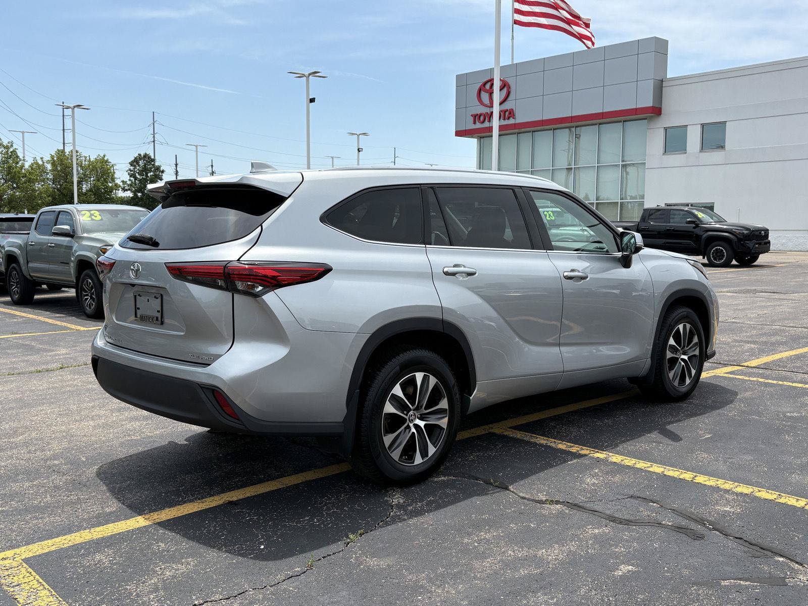 Used 2021 Toyota Highlander XLE AWD/4WD image 8