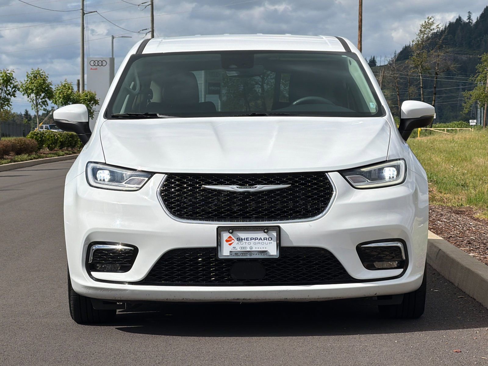 Used 2023 Chrysler Pacifica Touring-L FWD image 8