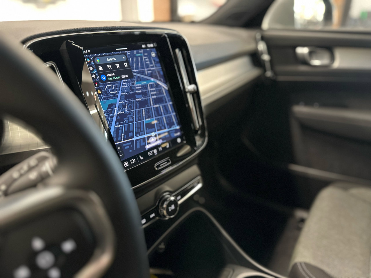 Used 2025 Volvo XC40 B5 Core image 25