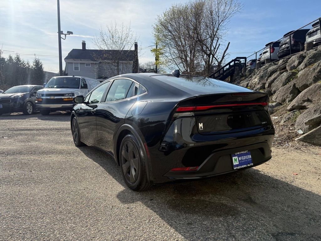 Used 2025 Toyota Prius LE image 3