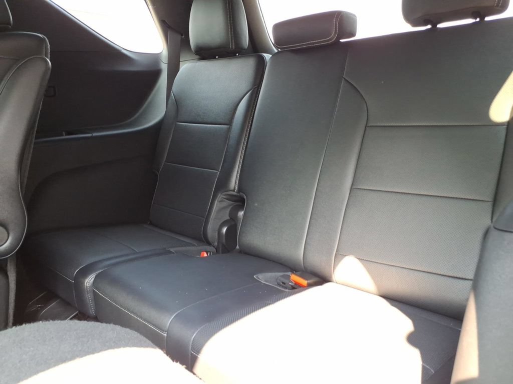 Used 2025 Chevrolet Traverse LT AWD/4WD image 15