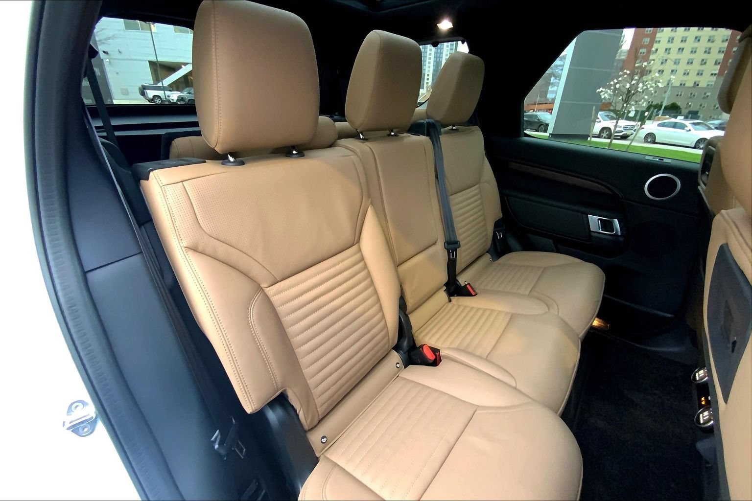 Certified 2025 Land Rover Discovery Dynamic SE AWD/4WD image 19