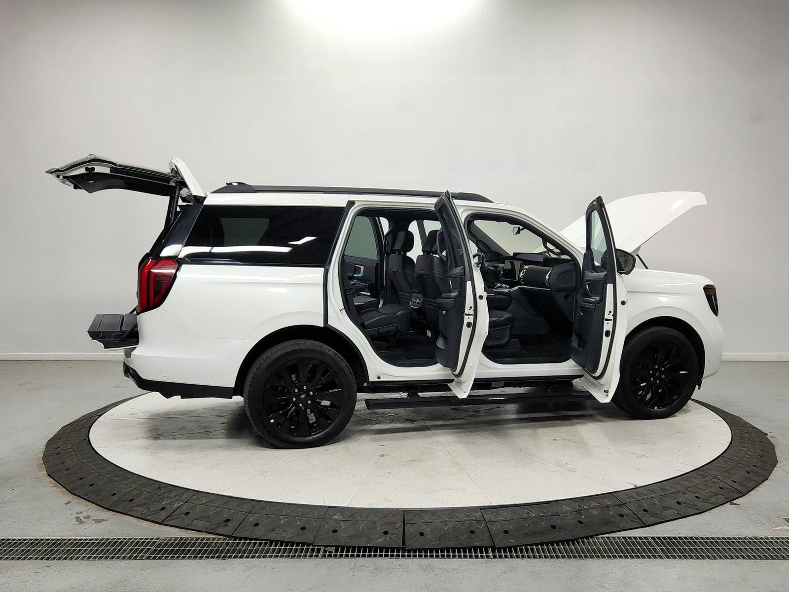 Used 2025 Ford Expedition Platinum w/ Stealth Appearance Package image 16