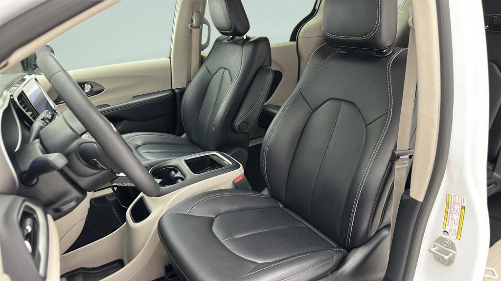 Used 2024 Chrysler Pacifica Touring-L FWD image 14