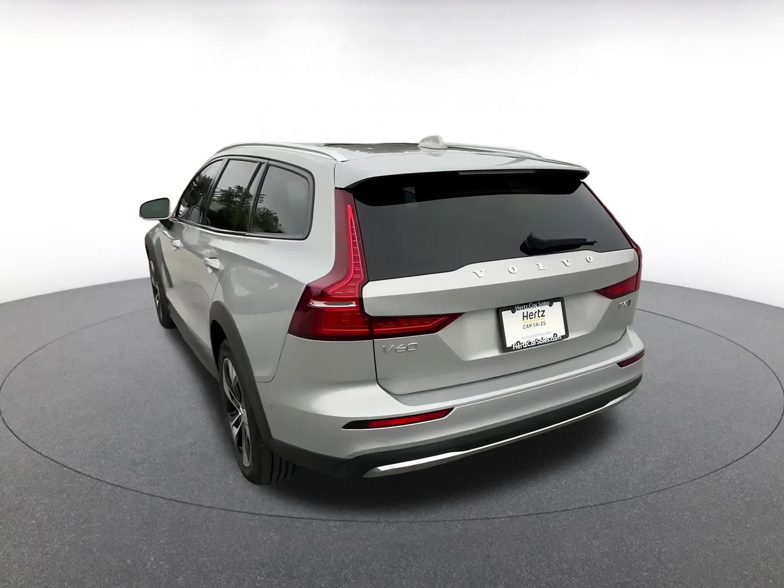 Used 2025 Volvo V60 B5 Cross Country Plus image 11