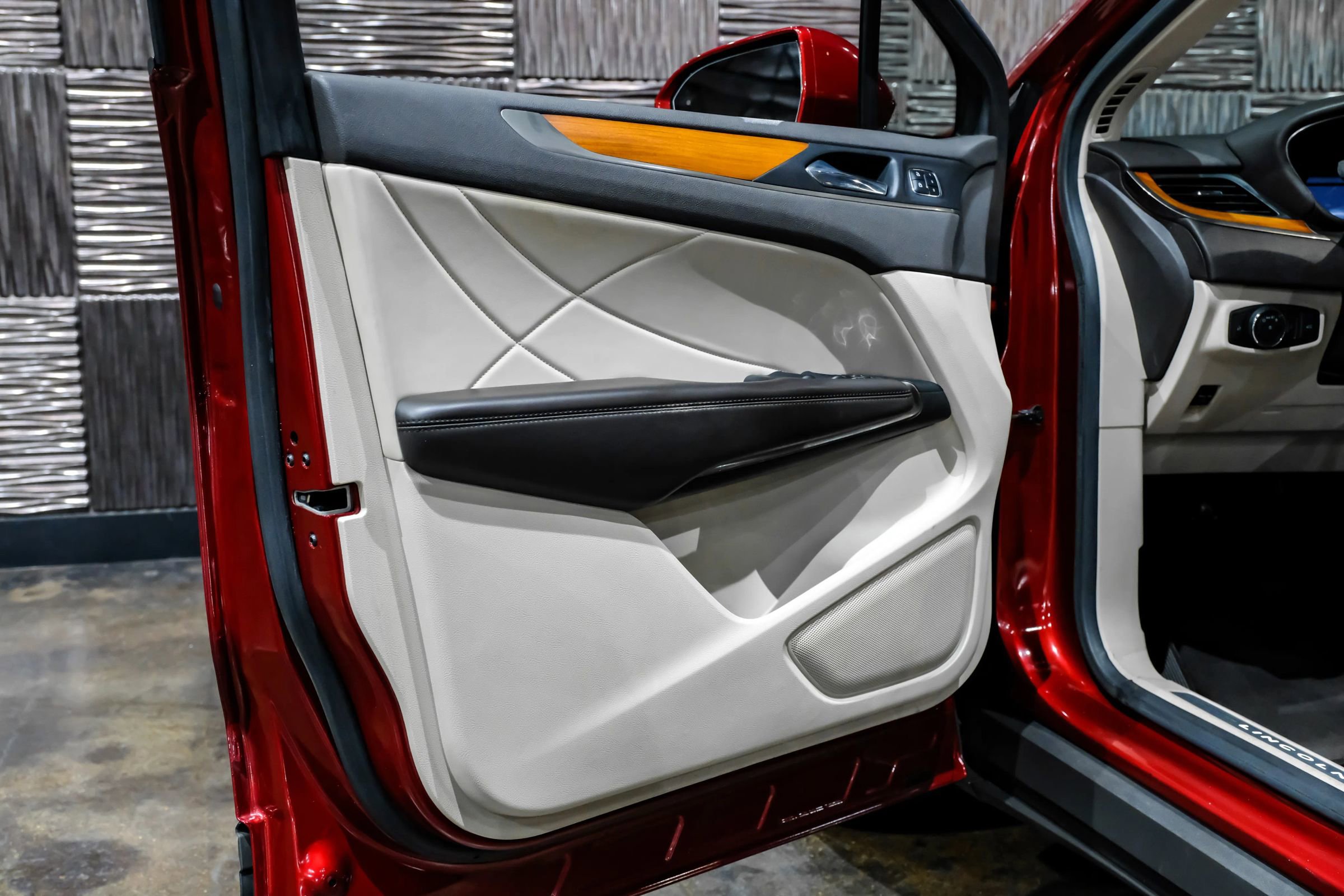 Used 2017 Lincoln MKC Select w/ Select Plus Package image 44