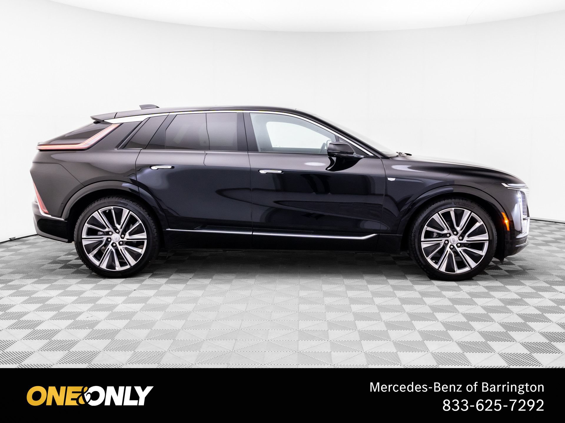 Used 2025 Cadillac Lyriq Luxury w/ LPO, Floor Liner Package AWD/4WD image 3
