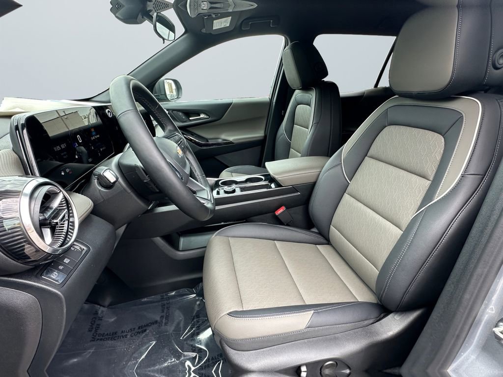 Used 2026 Chevrolet Equinox LT w/ Convenience Package II FWD image 9
