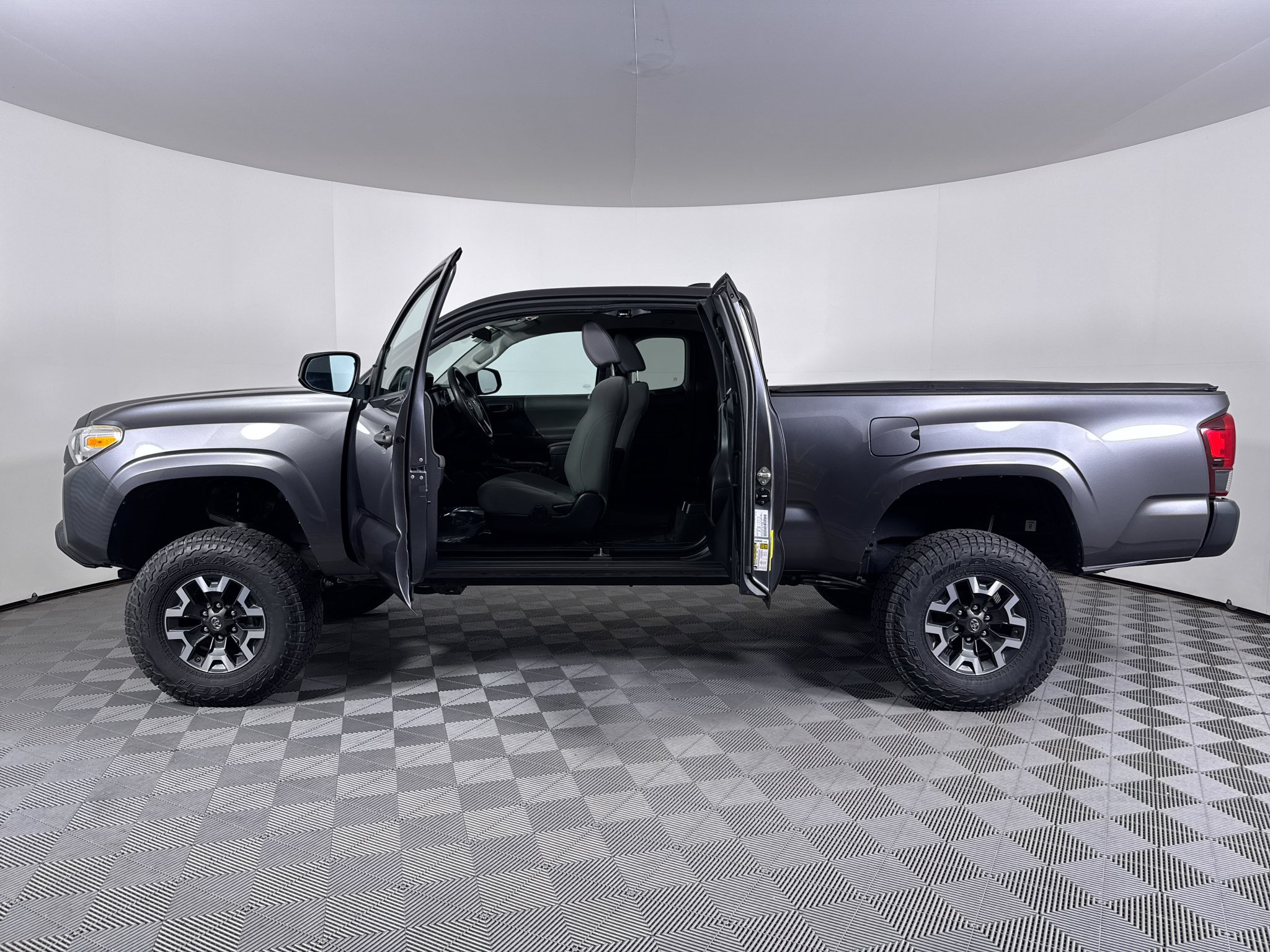 Used 2021 Toyota Tacoma SR AWD/4WD image 4