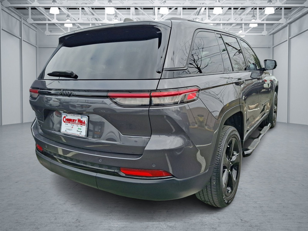 Used 2023 Jeep Grand Cherokee Altitude image 5