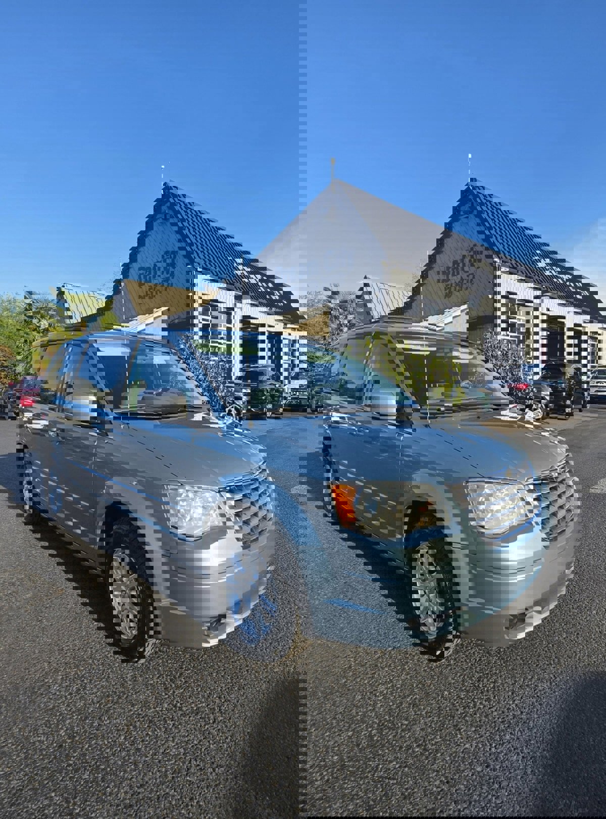 Used 2010 Chrysler Town & Country Touring FWD image 3