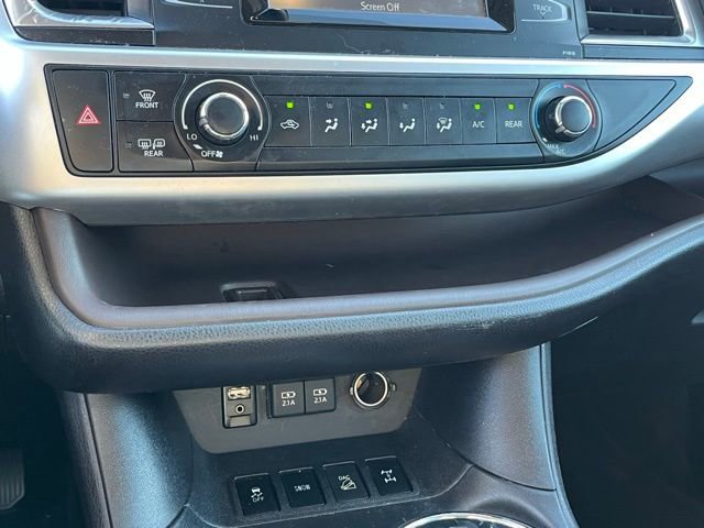 Used 2019 Toyota Highlander LE AWD/4WD image 24