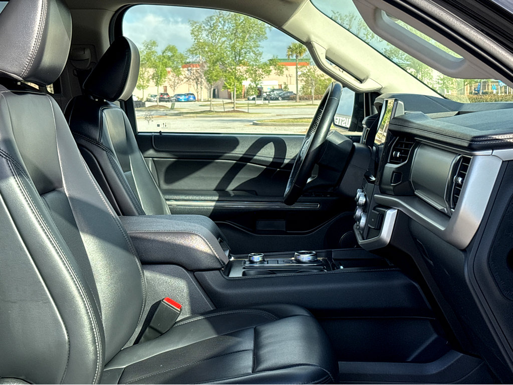 Used 2024 Ford Expedition XLT image 9