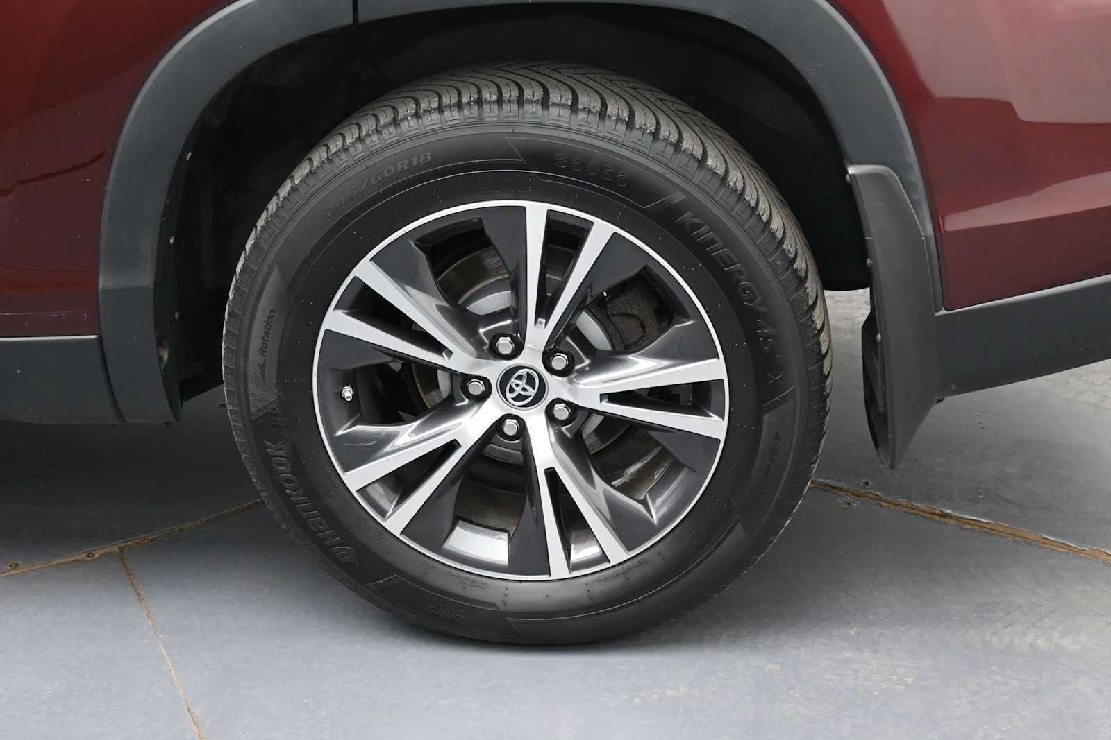 Used 2019 Toyota Highlander LE AWD/4WD image 5