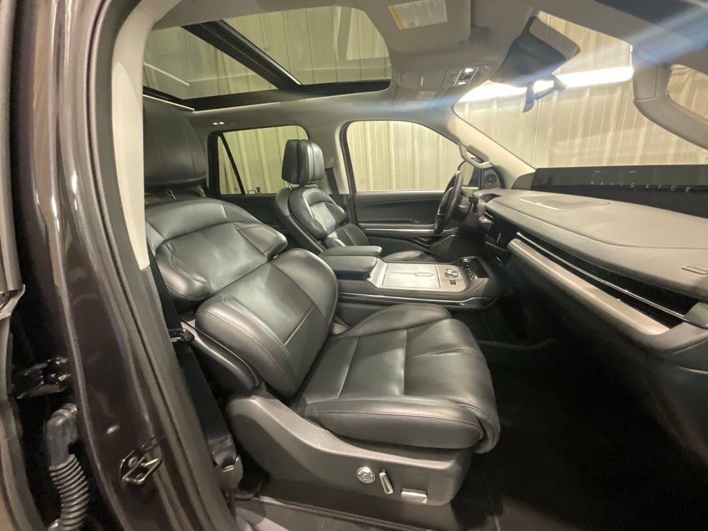 Used 2025 Lincoln Navigator Reserve AWD/4WD image 14