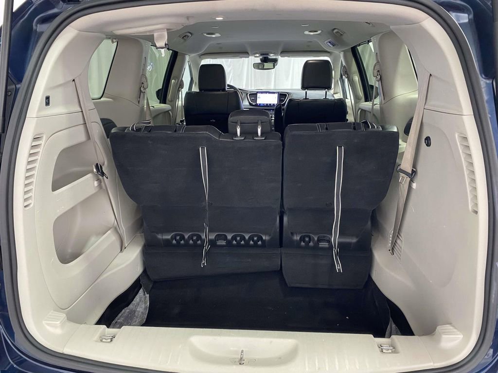 Used 2022 Chrysler Pacifica Touring-L FWD image 9