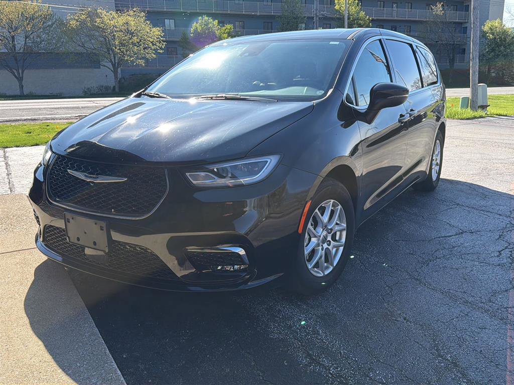 Used 2023 Chrysler Pacifica Touring-L image 1