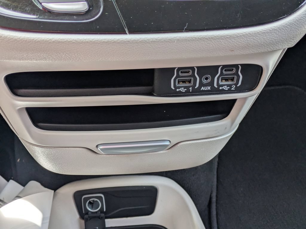 Used 2024 Chrysler Pacifica Touring-L FWD image 26