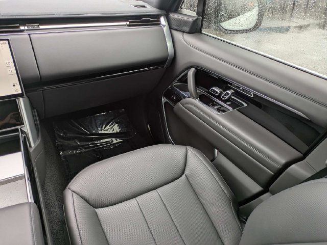Used 2025 Land Rover Range Rover SE AWD/4WD image 17