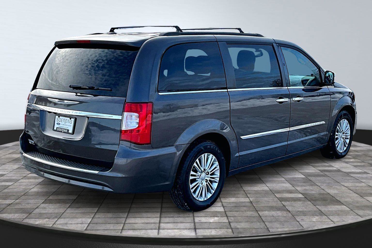 Used 2015 Chrysler Town & Country Touring-L w/ Driver Convenience Group image 5