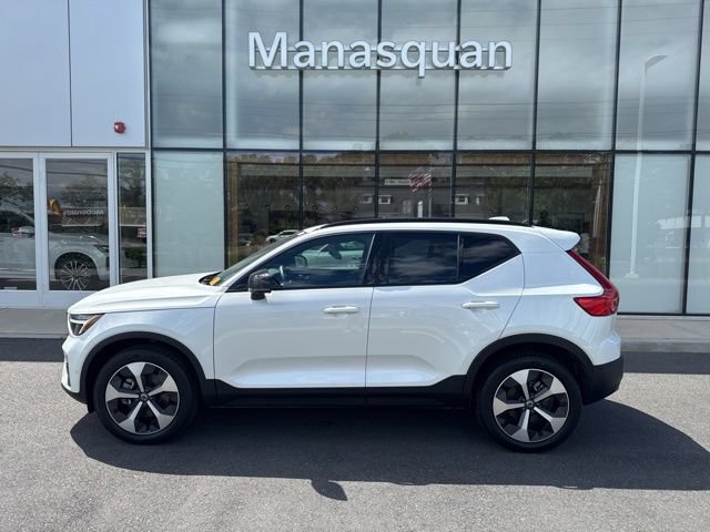 Certified 2025 Volvo XC40 B5 Plus AWD/4WD image 2
