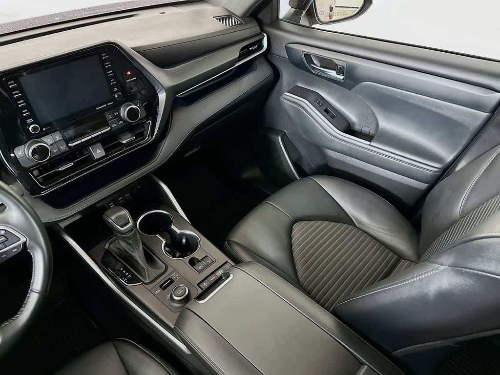 Used 2022 Toyota Highlander XSE AWD/4WD image 11