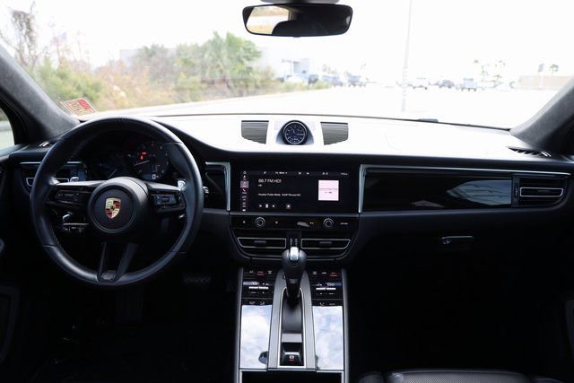 Used 2022 Porsche Macan image 11