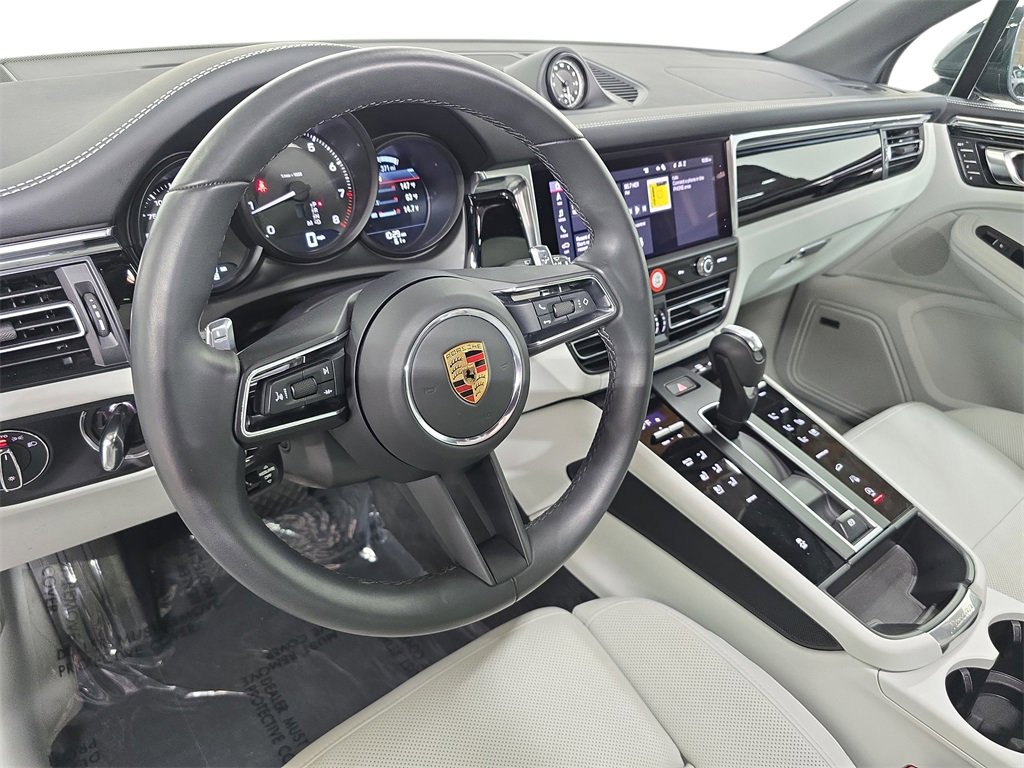 Used 2025 Porsche Macan image 4