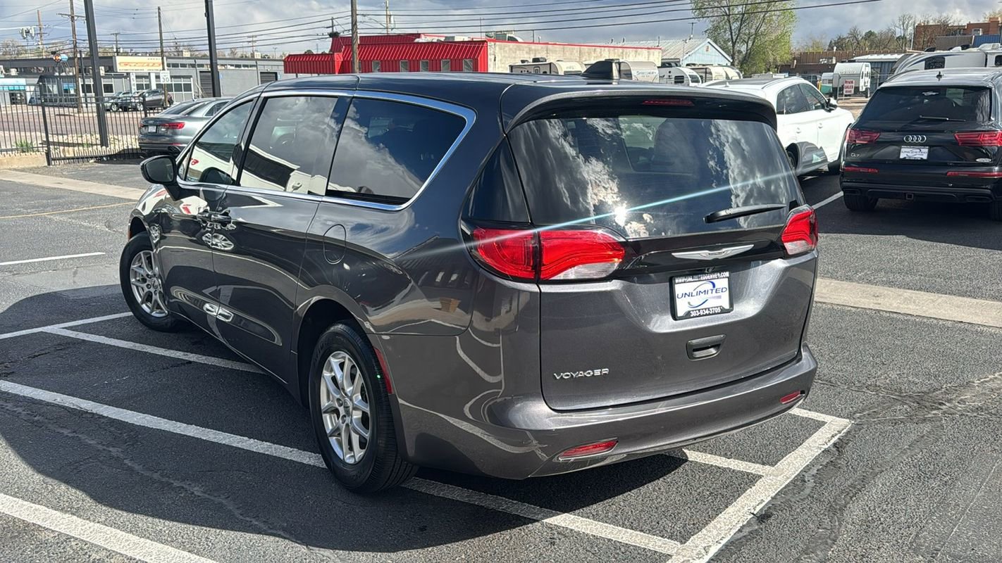 Used 2023 Chrysler Voyager LX image 5