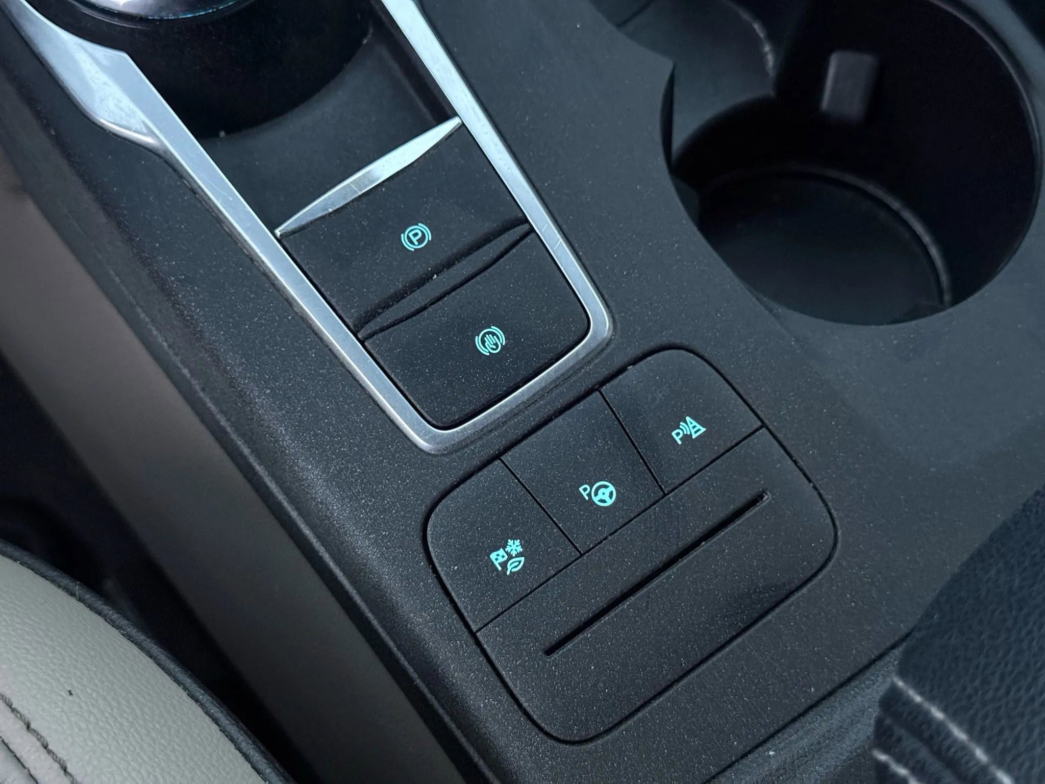 Used 2020 Ford Escape Titanium image 37