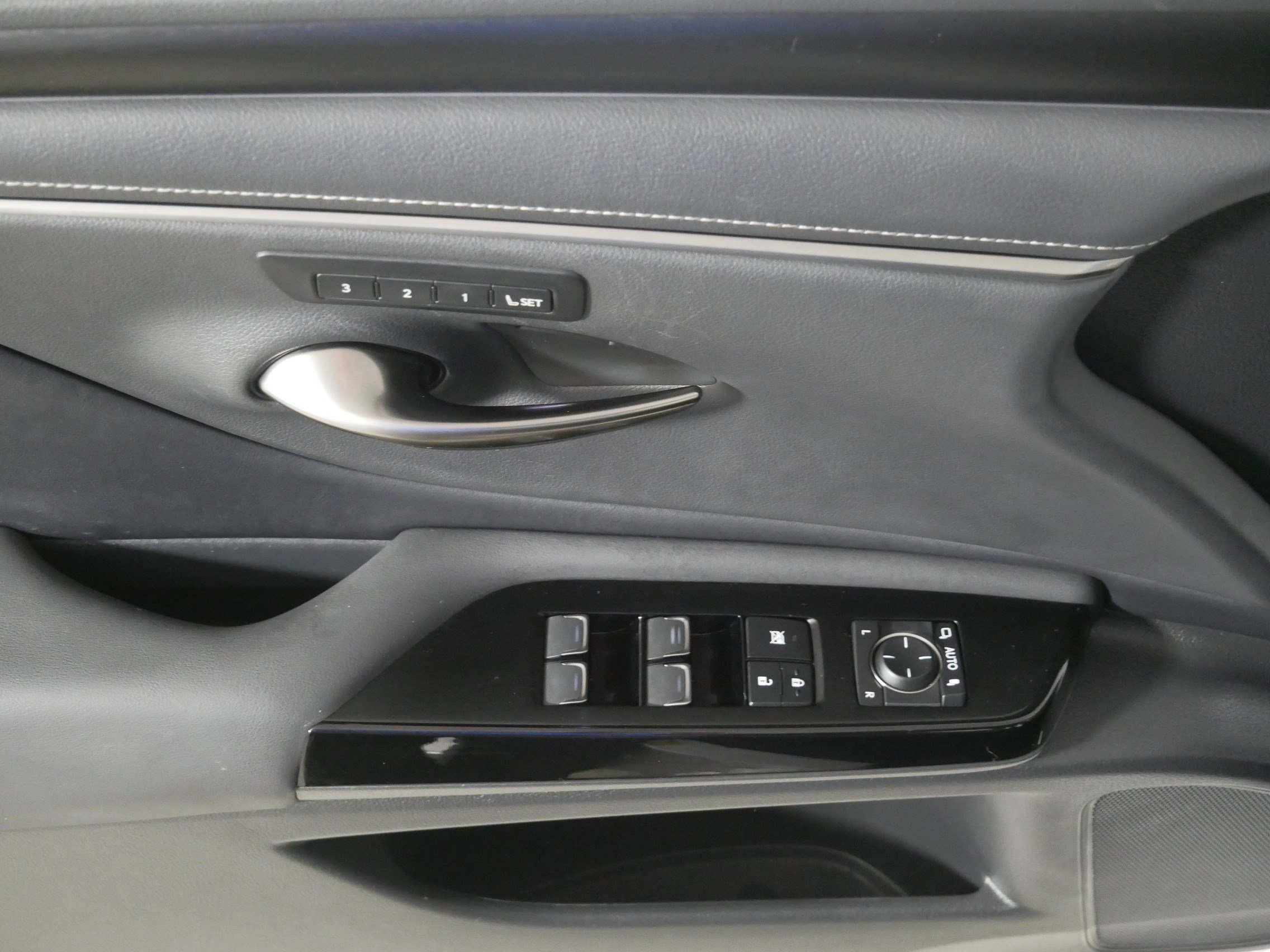 Used 2023 Lexus ES 350 Ultra Luxury w/ Accessory Package (Z1) image 19