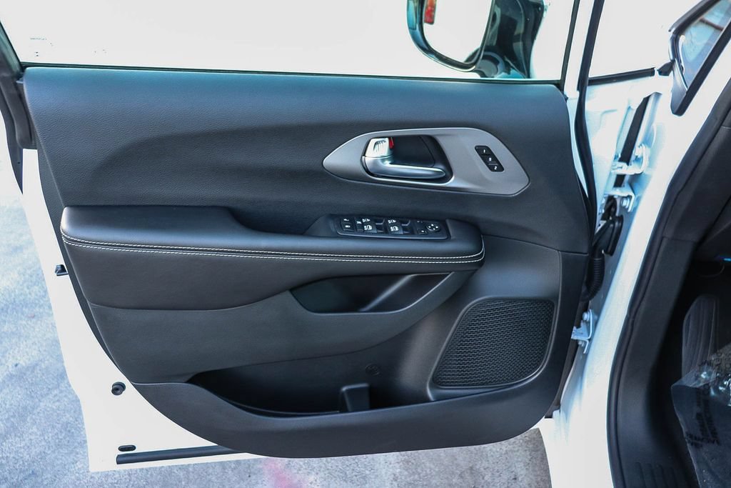 New 2027 Chrysler Pacifica Select FWD image 23