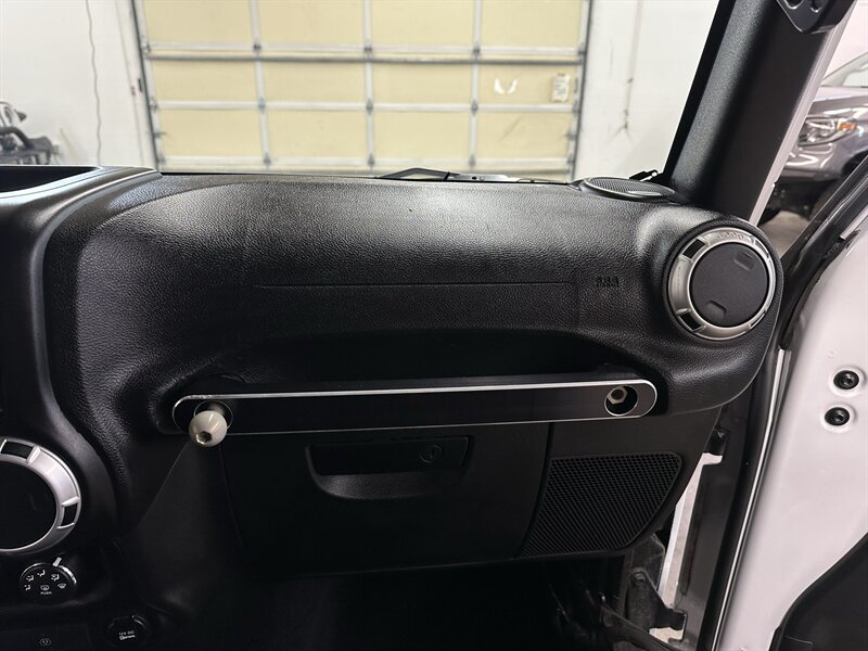 Used 2015 Jeep Wrangler Rubicon w/ Power Convenience Group AWD/4WD image 27