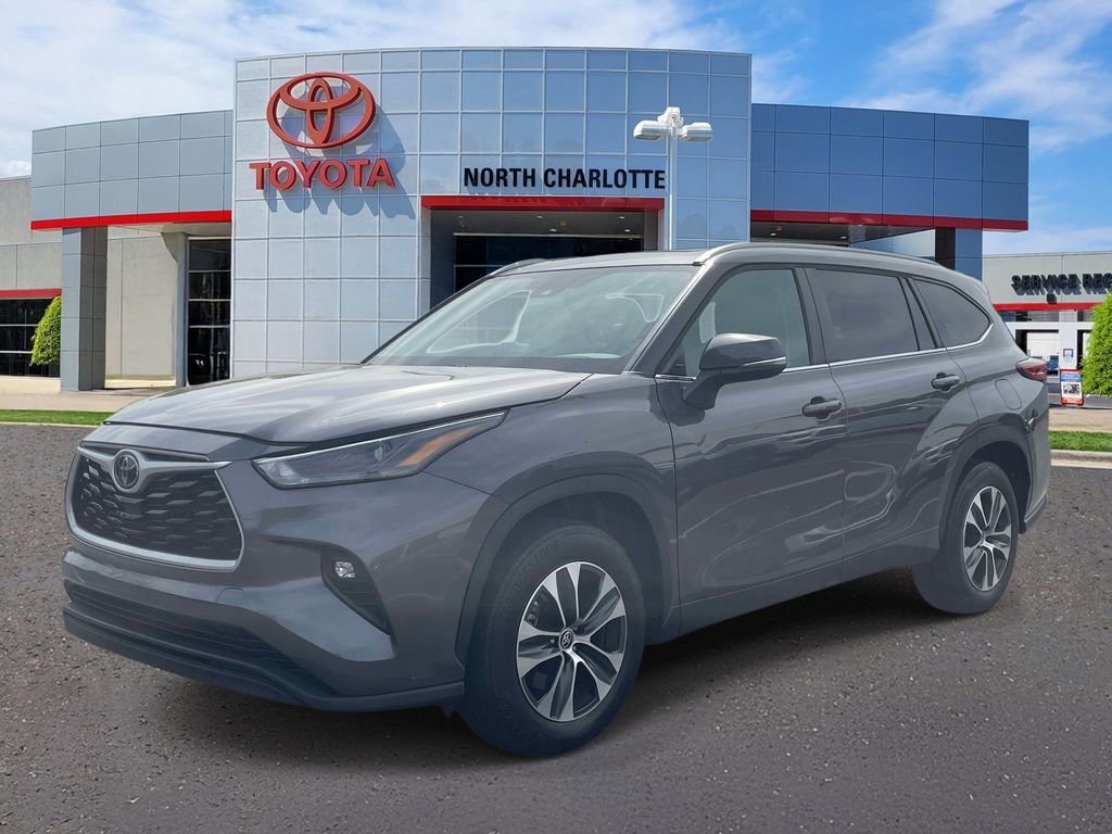 Used 2023 Toyota Highlander XLE image 4