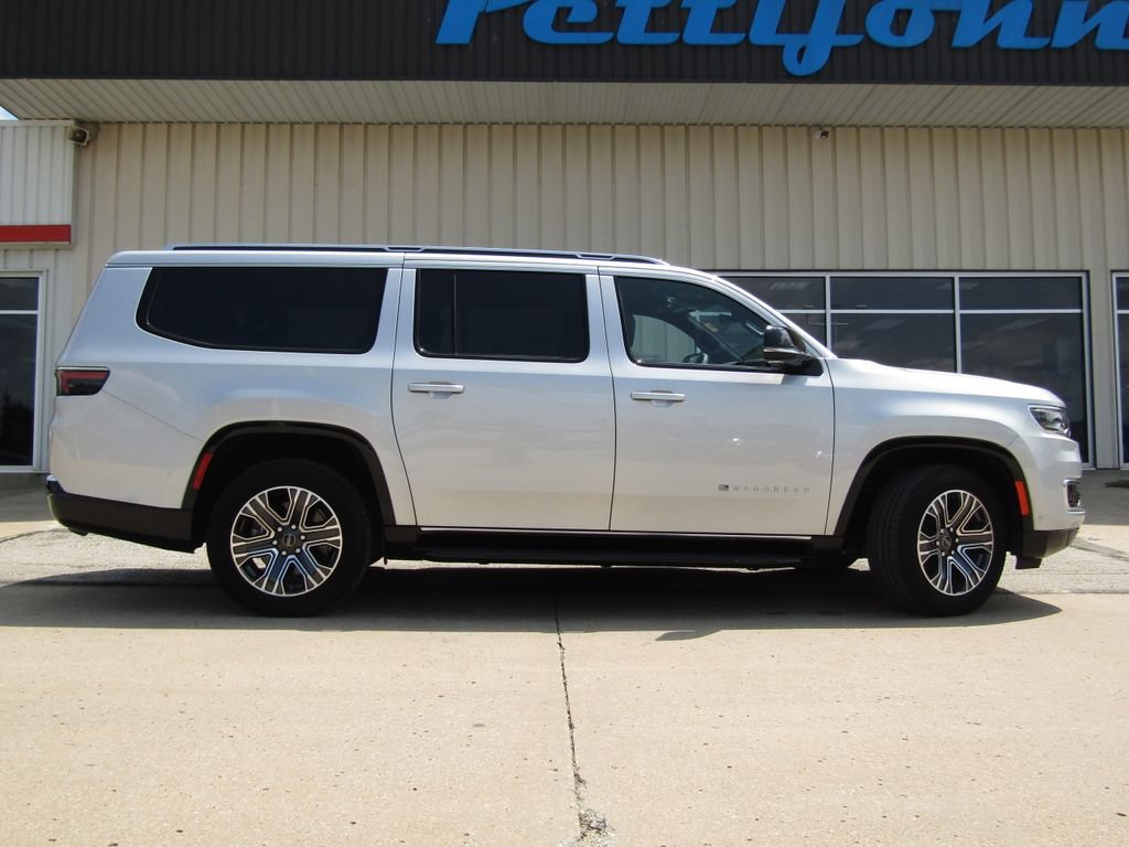Used 2025 Jeep Wagoneer L Series II AWD/4WD image 2