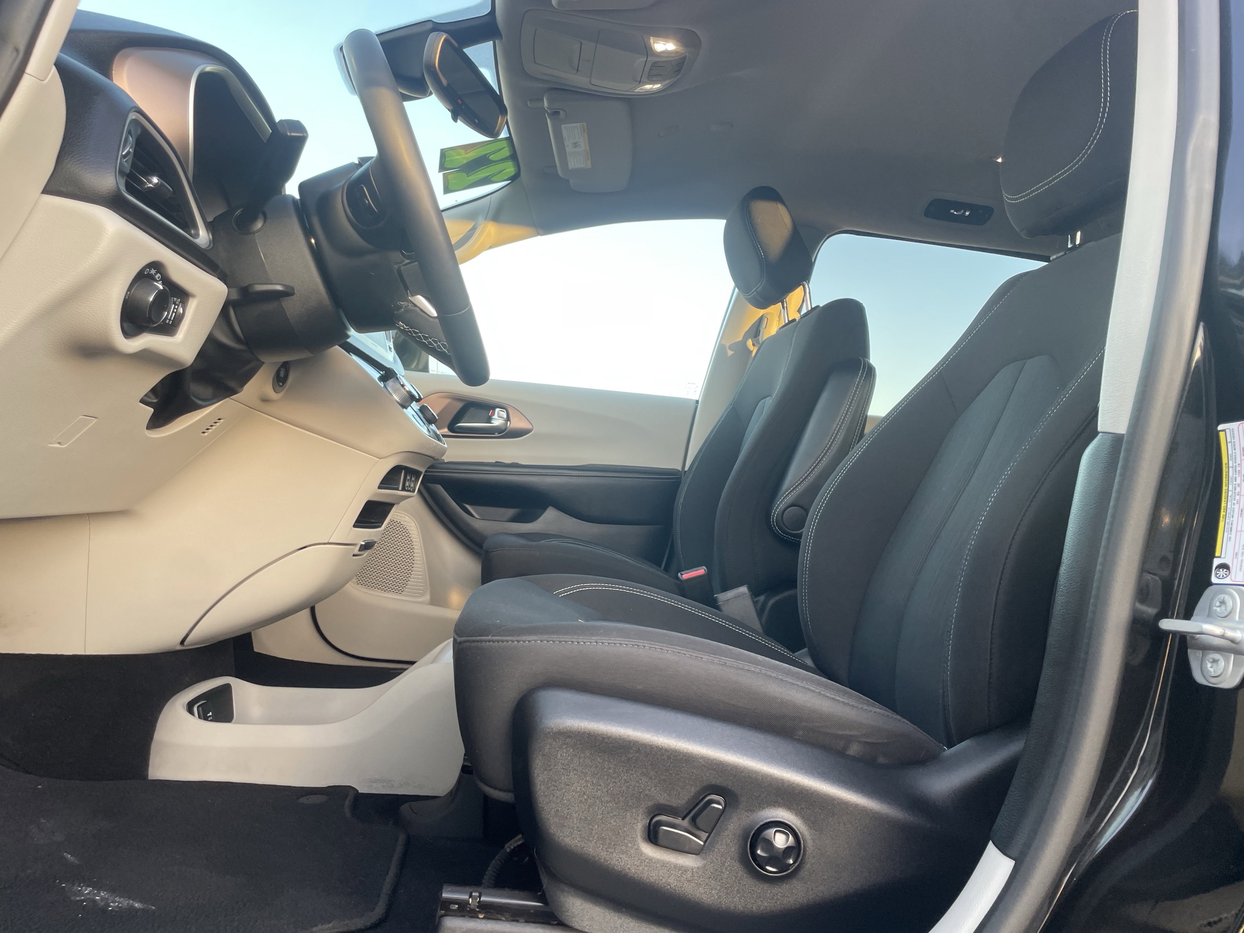 Used 2022 Chrysler Voyager LX image 12