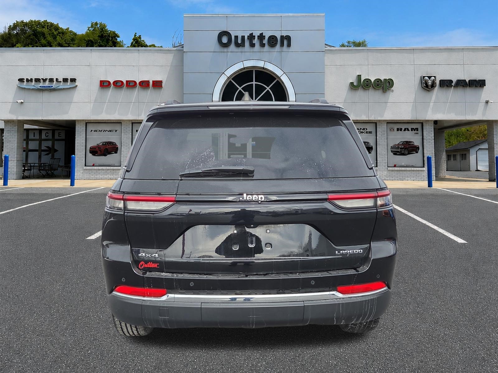 Used 2023 Jeep Grand Cherokee Laredo AWD/4WD image 5