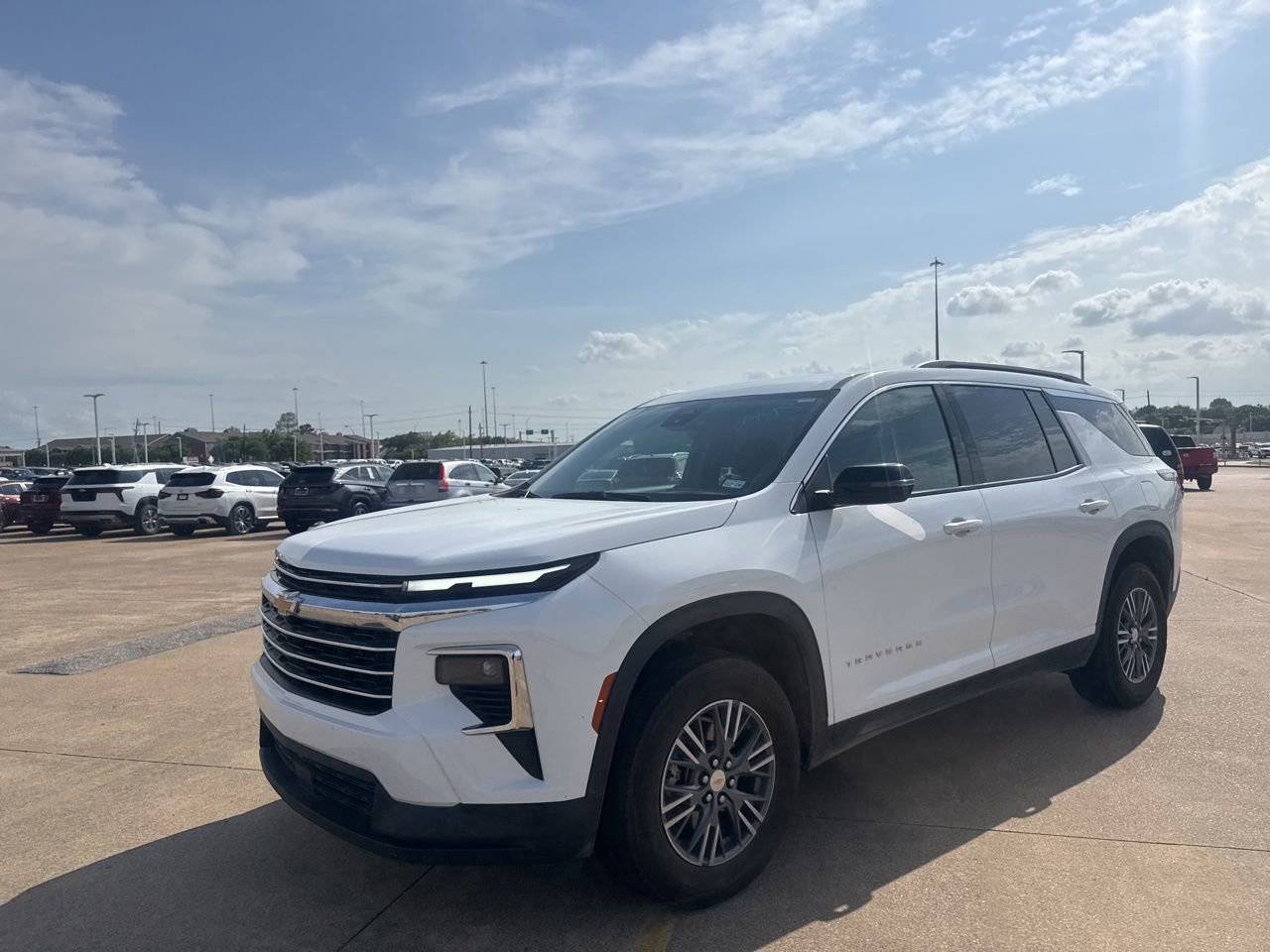 Used 2025 Chevrolet Traverse LT image 8