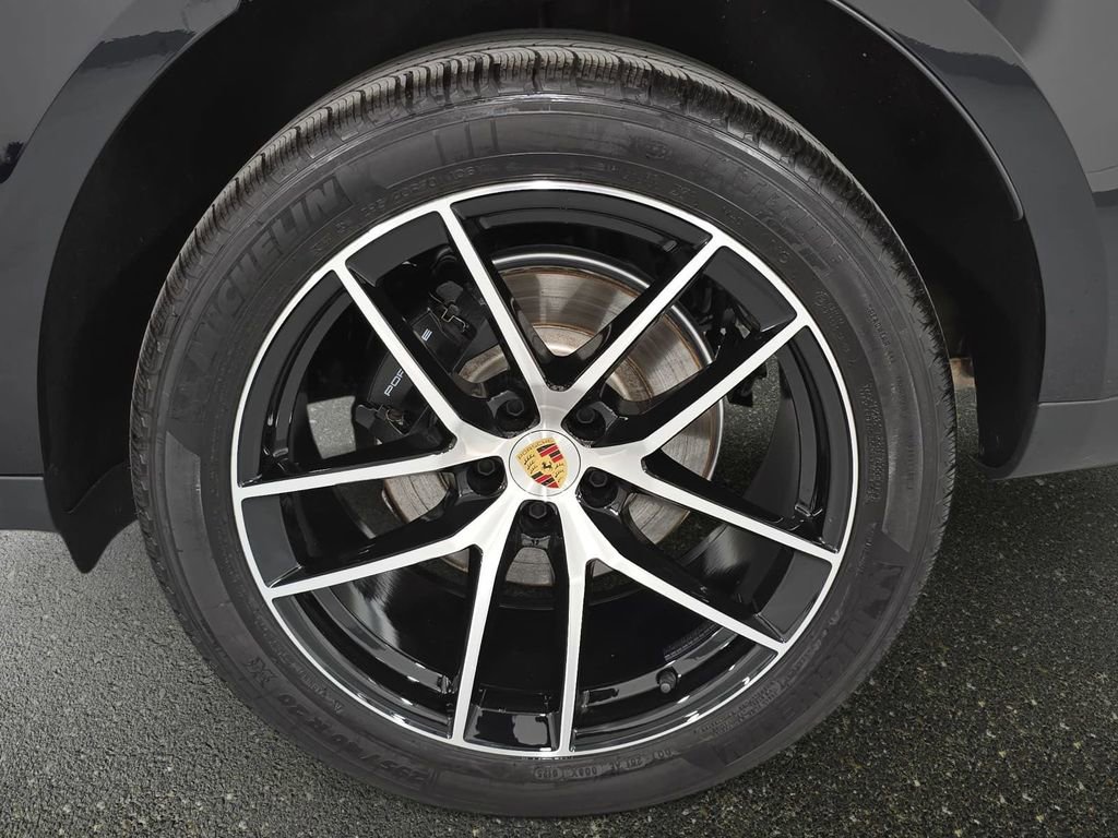 Certified 2025 Porsche Macan AWD/4WD image 29