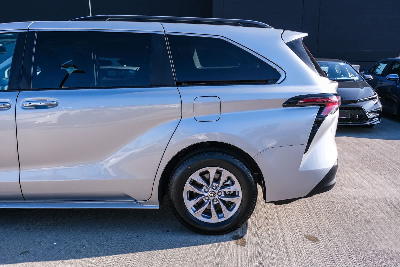 Certified 2024 Toyota Sienna XLE FWD image 8