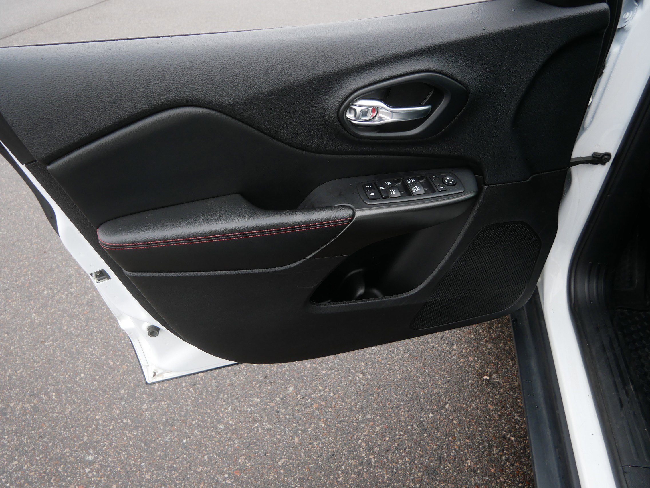 Used 2021 Jeep Cherokee Trailhawk image 21