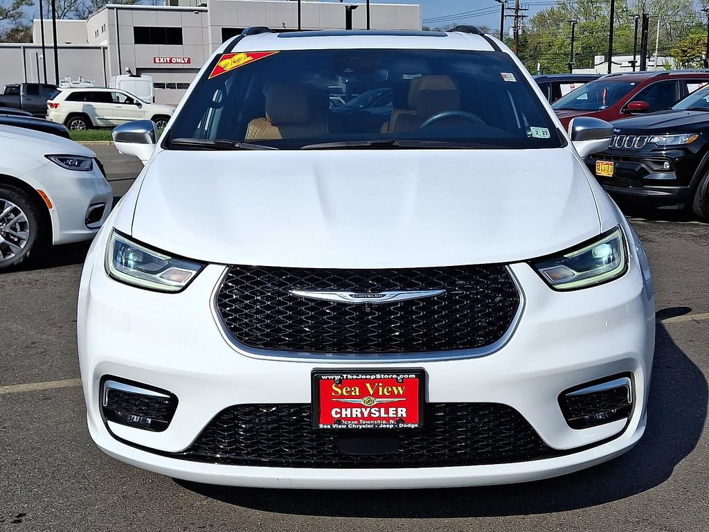 Used 2022 Chrysler Pacifica Pinnacle FWD image 2