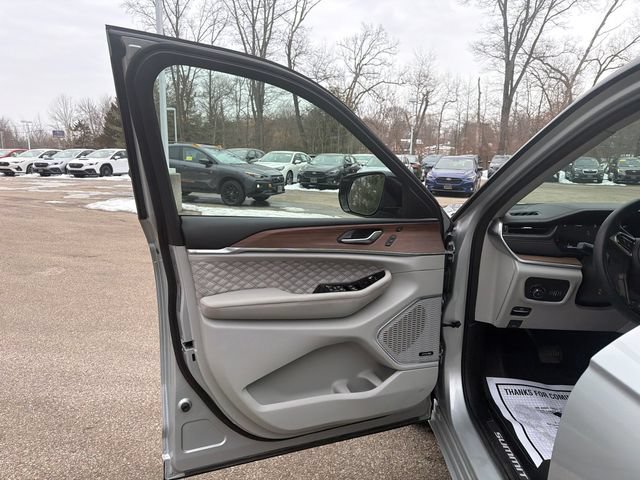 Used 2023 Jeep Grand Cherokee Summit AWD/4WD image 23