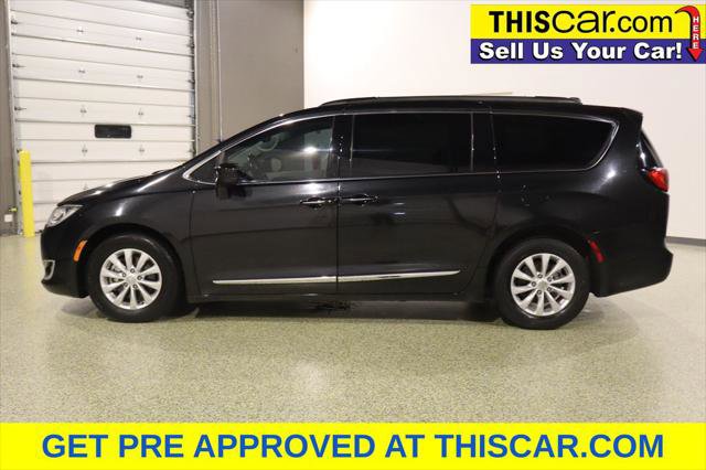 Used 2017 Chrysler Pacifica Touring-L FWD image 4