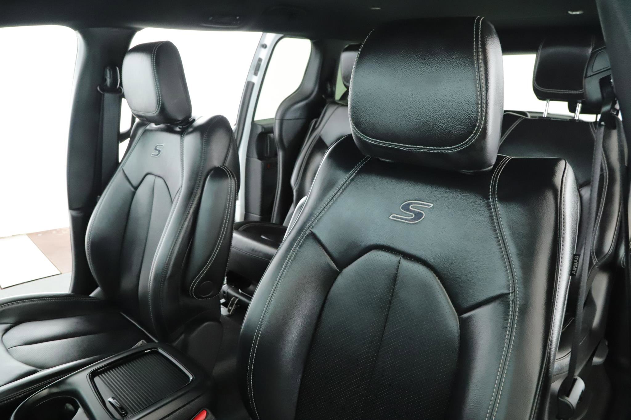 Used 2022 Chrysler Pacifica Touring-L w/ S Appearance Package image 4