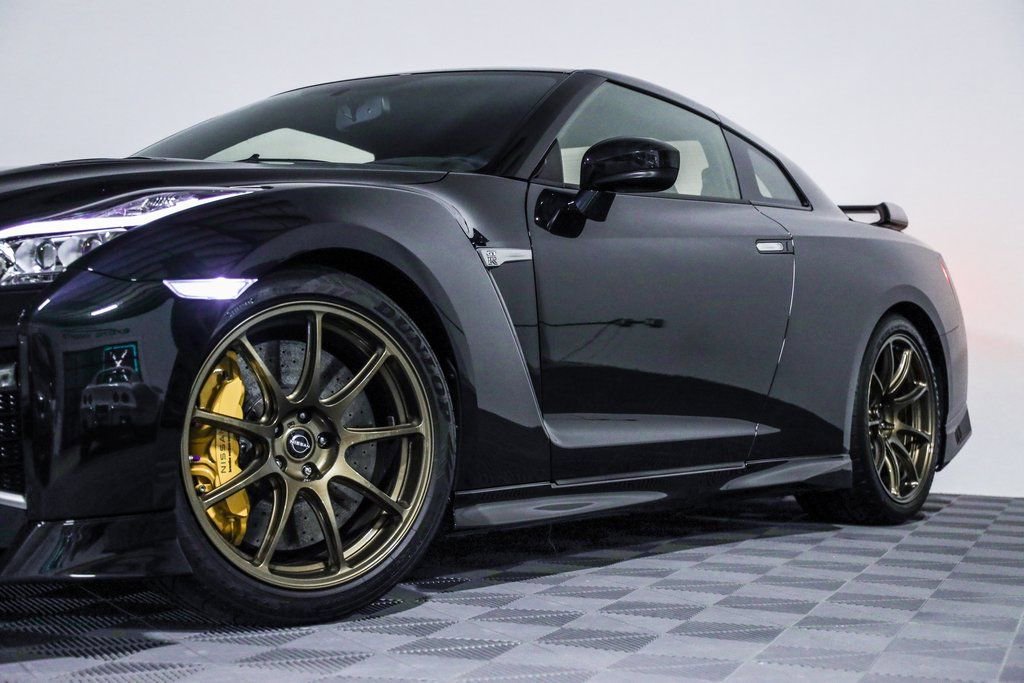 Used 2021 Nissan GT-R Premium image 13