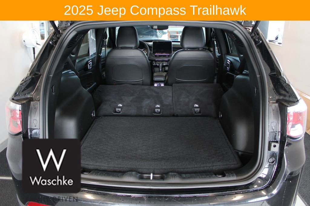 Used 2025 Jeep Compass Trailhawk w/ Trailhawk Convenience Group AWD/4WD image 19
