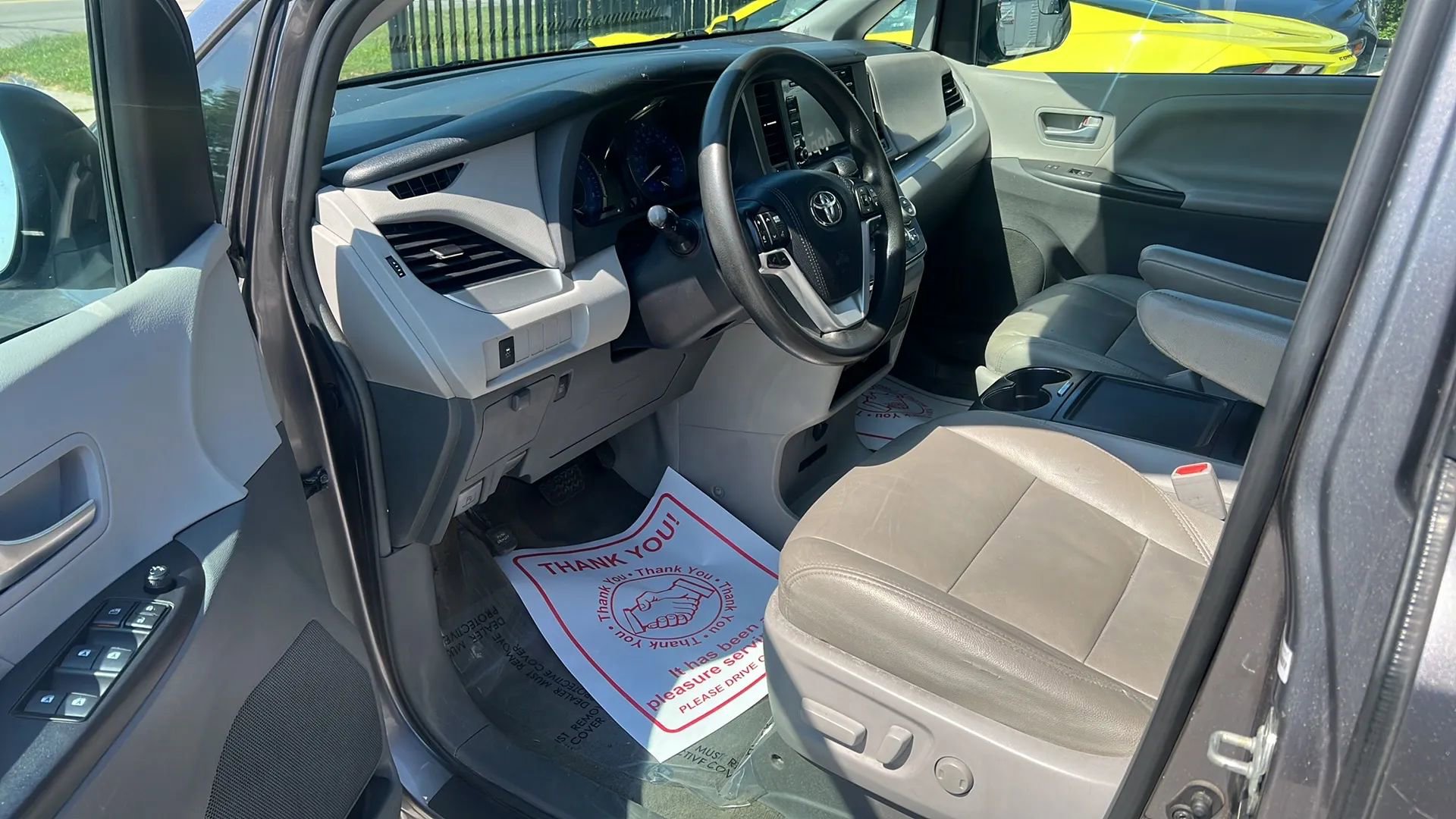 Used 2018 Toyota Sienna LE w/ Carpet Mat Package image 10