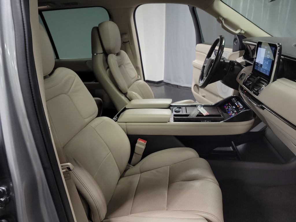 Used 2020 Lincoln Navigator Reserve w/ Luxury Package RWD image 24